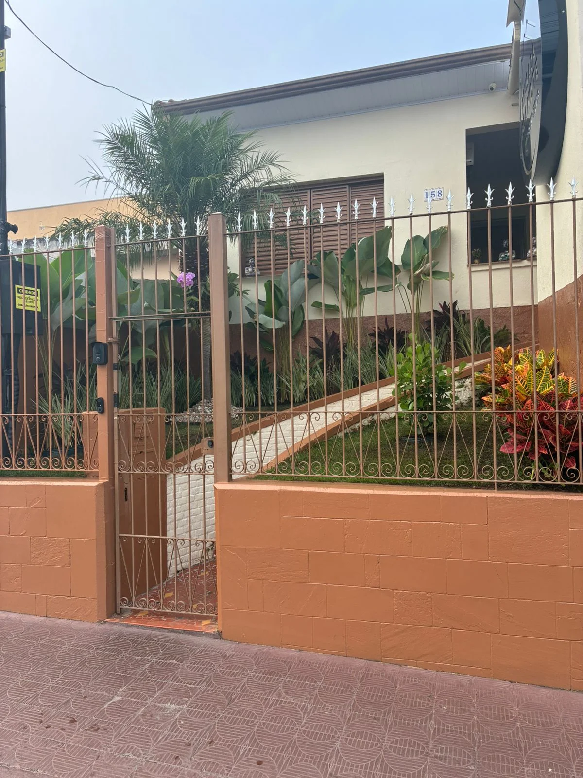 Espaço externo organizado da Pousada Boa Noite